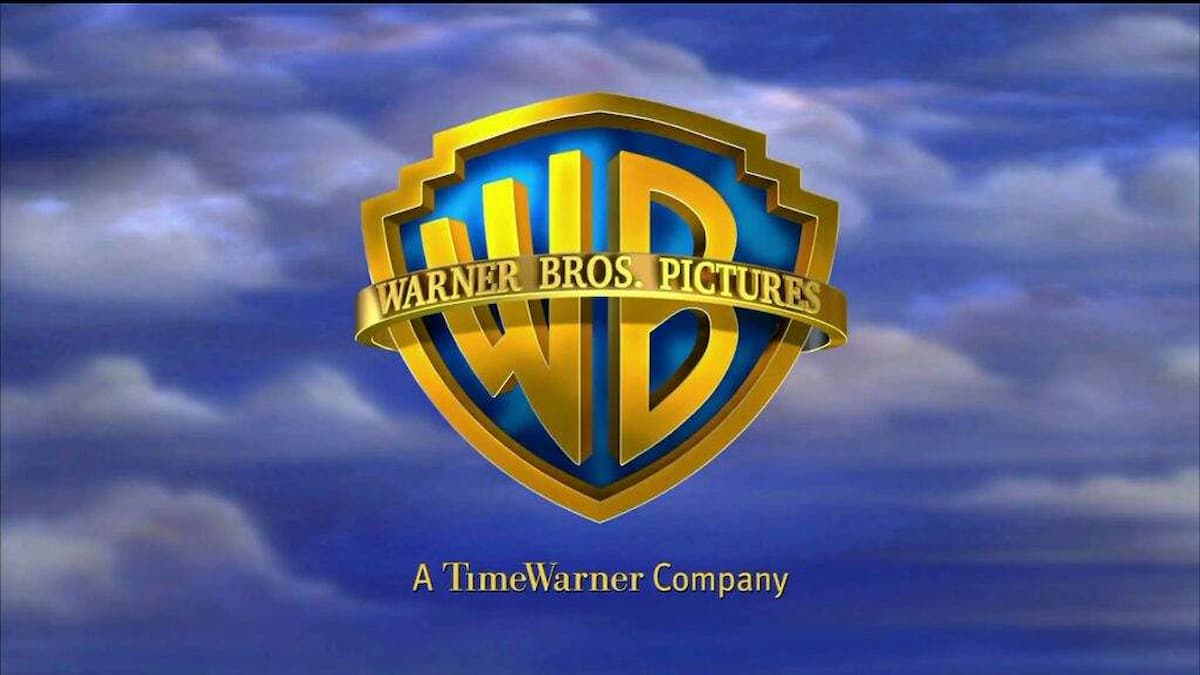 Logo da Warner Bros. Pictures e abaixo está escrito "A TimeWarner Company". Ao fundo há um céu azul com nuvens.