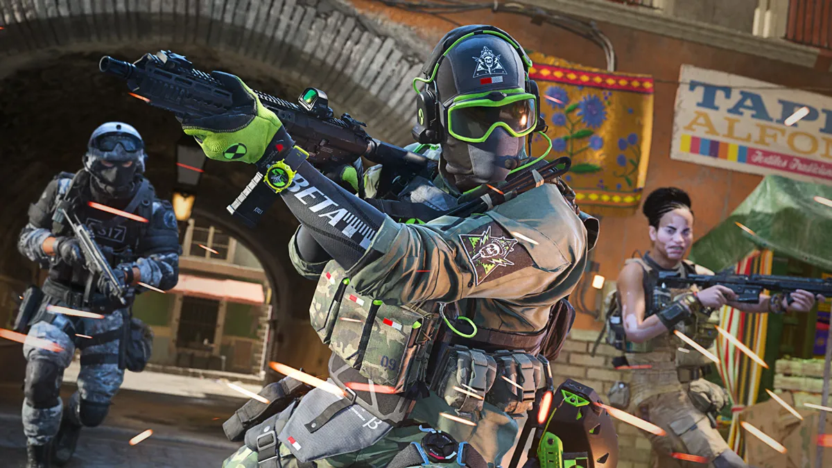 Cena do jogo Call of Duty, em que um atirador uniformizado está segurando uma arma e andando de forma cuidadosa, em busca de inimigos. Ao fundo há mais duas pessoas, também uniformizadas e armadas.
