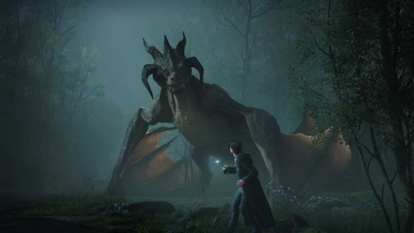 Dragão gigante em frente a um bruxo em Hogwarts Legacy