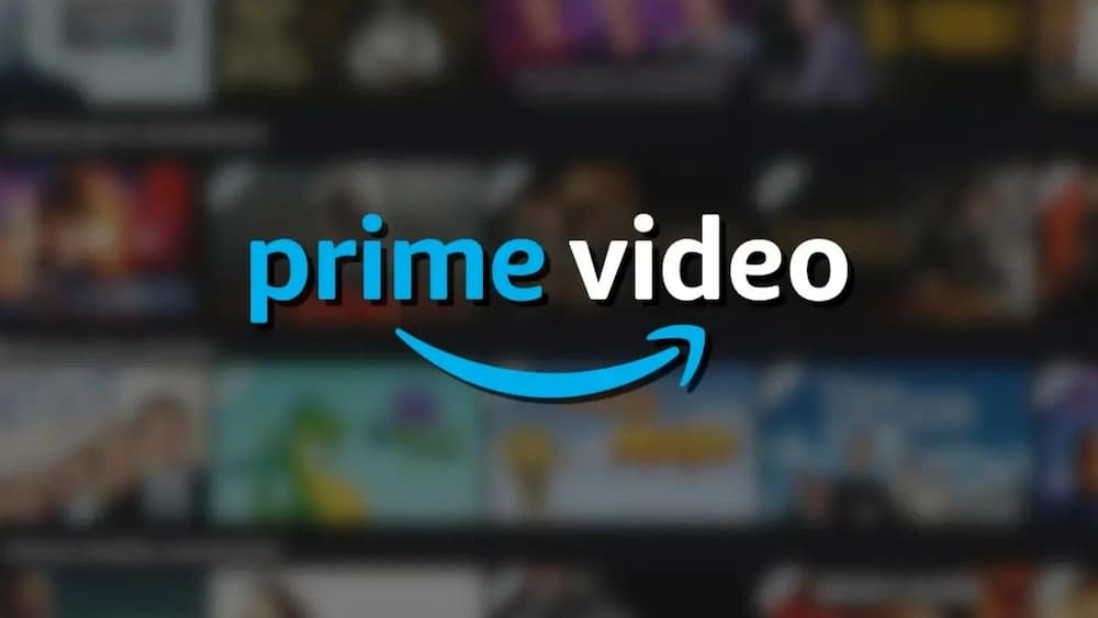 Logo do Amazon Prime Video com catálogo atrás