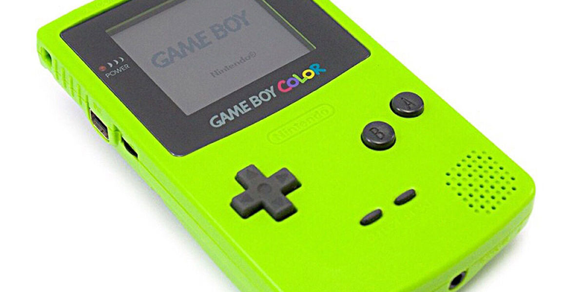 A imagem mostra o portátil Game Boy Color Amarelo