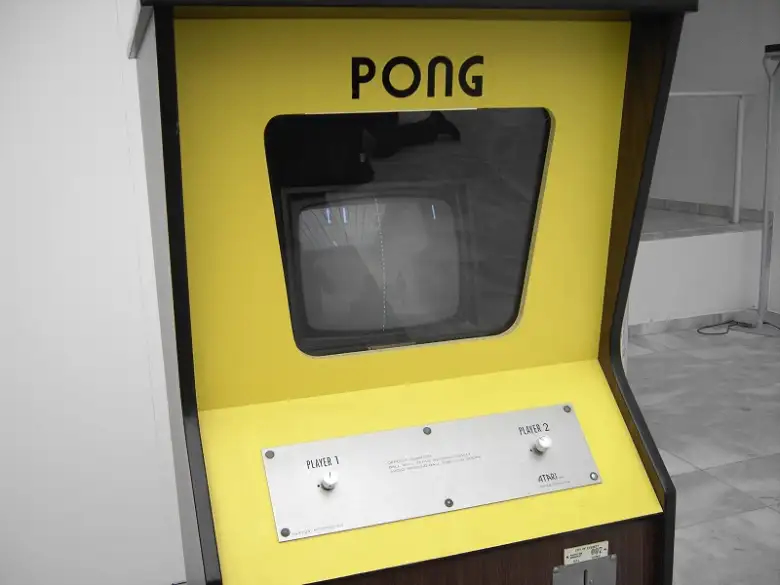 A imagem mostra a antiga máquina recreativa Pong.
