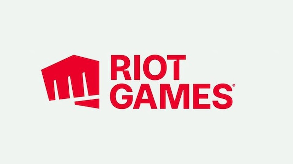 Punho vermelho fechado ao lado da escrita Riot Games