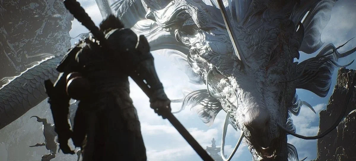 Cena do jogo Black Myth: Wukong, em que o protagonista está de costas para a câmera, encarando um gigante dragão branco.