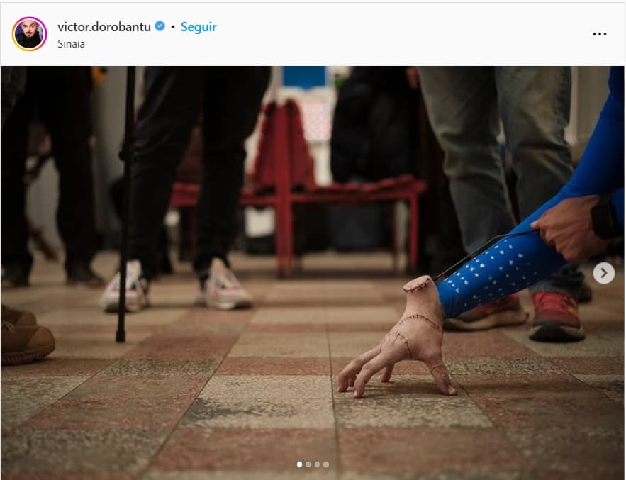 imagem captura de tela da rede social do ator que interpreta a mãozinha, em wandinha