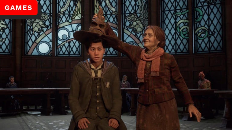 Imagem de bruxo sendo selecionado para uma das casas de Hogwarts.