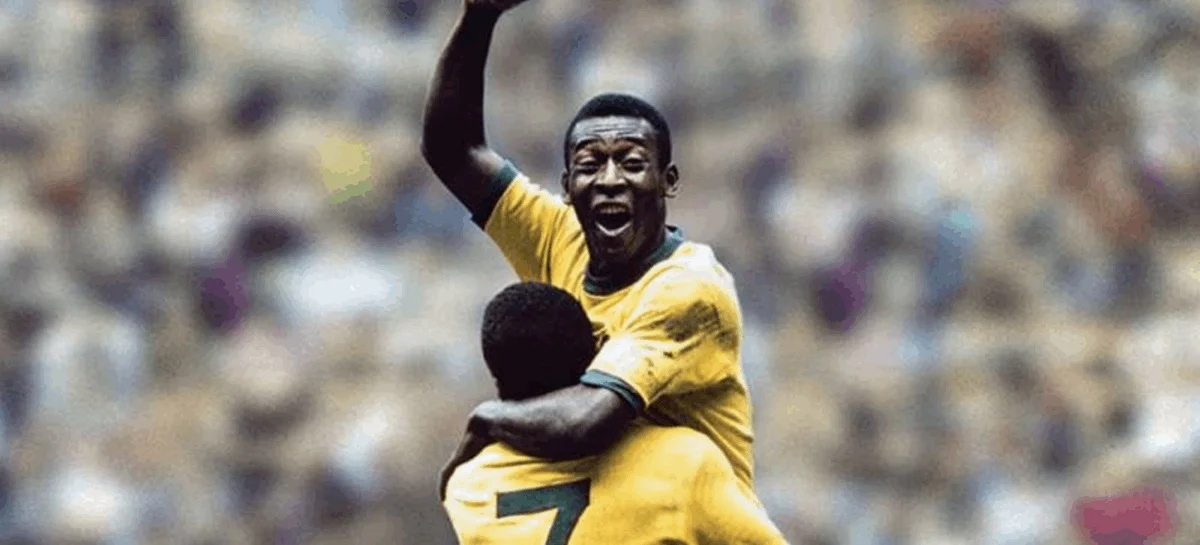 Histórica foto de Pelé com Jairzinho na Copa do Mundo de 70, que a FIFA 23 utilizou para o mosaico.