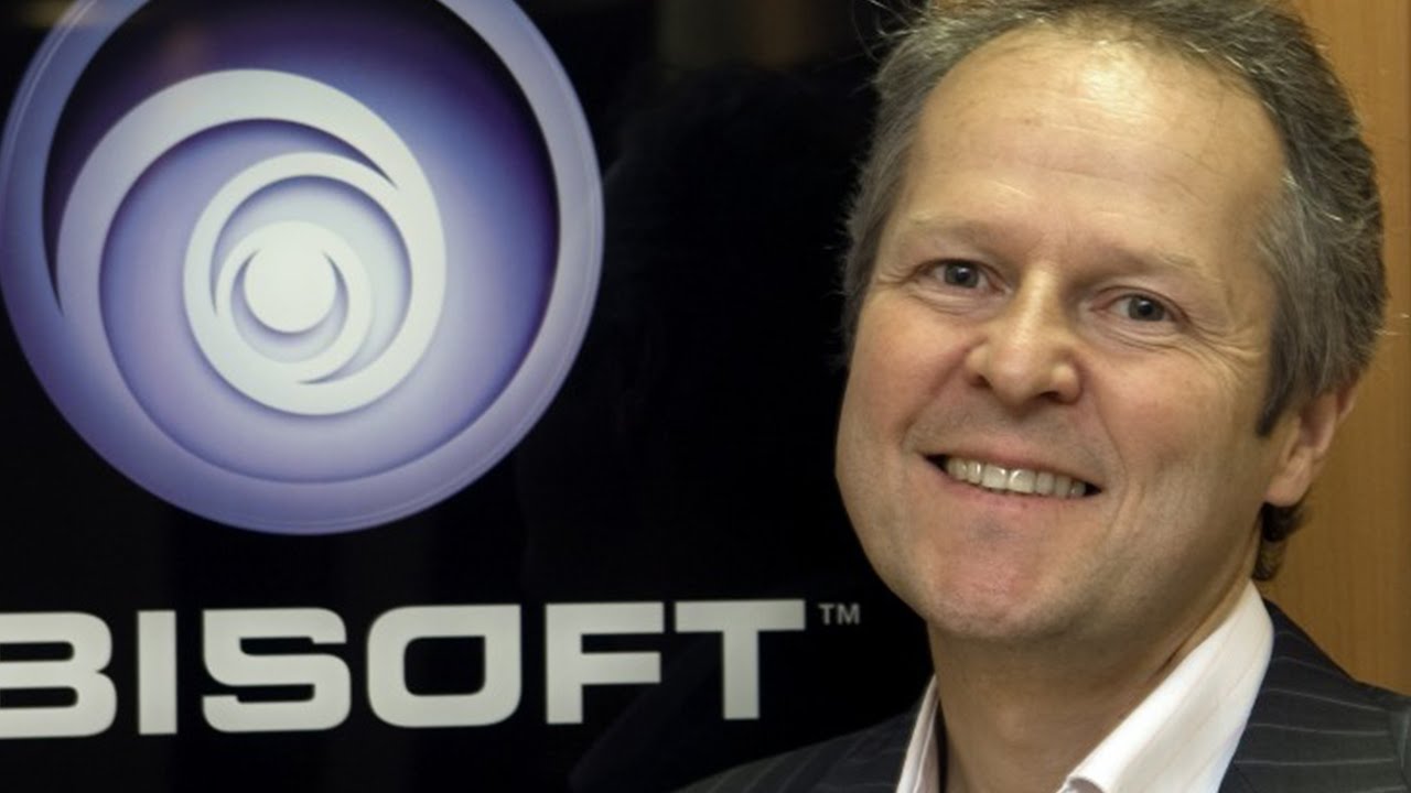 Imagem mostrando CEO da Ubisoft ao lado de logo da mesma