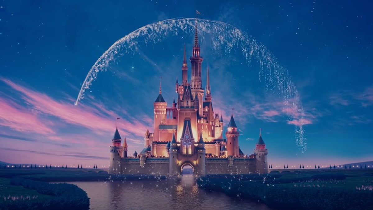 Banner de divulgação da abertura dos filmes da Disney. Trata-se de um castelo encantado com fogos de artifício no céu noturno.