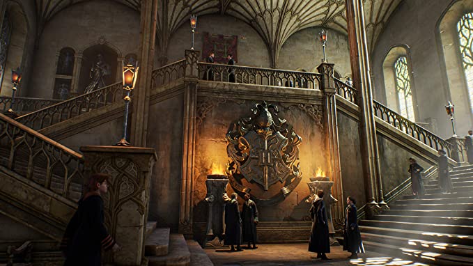 Salão com escadas e diversos alunos de Hogwarts em Hogwarts Legacy