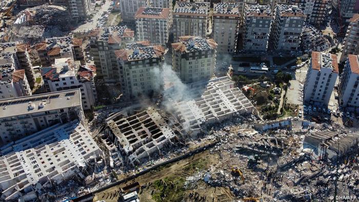 Imagem de destroços na Turquia após terremoto
