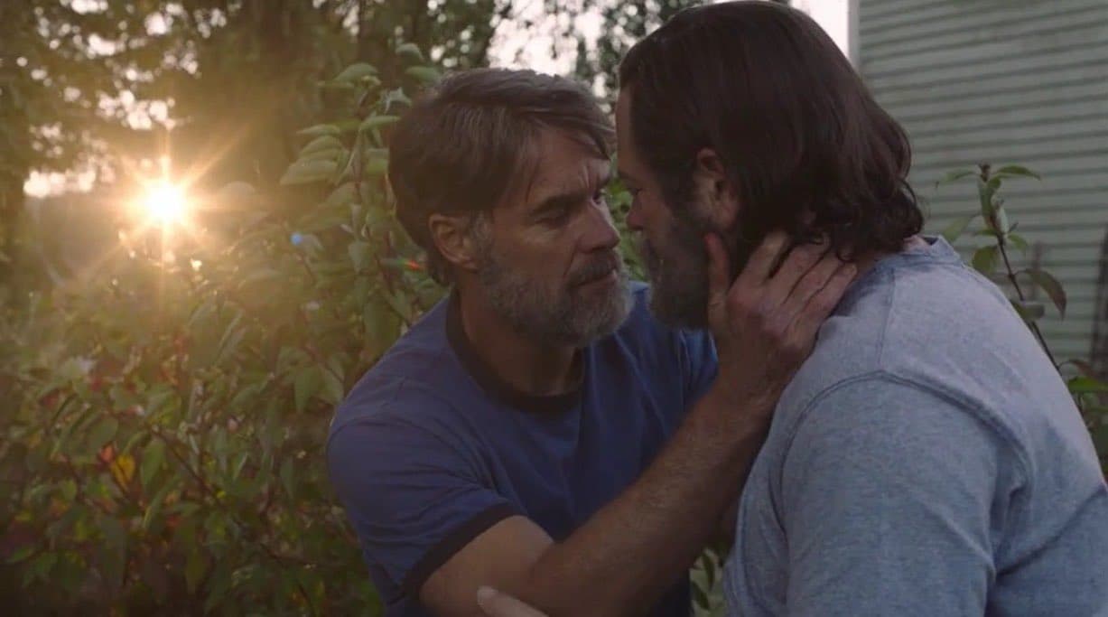 Imagem mostrando Bill e Frank prestes a se beijar na série The Last of Us