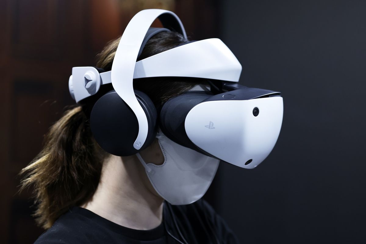 Imagem de pessoa testando o PS VR2