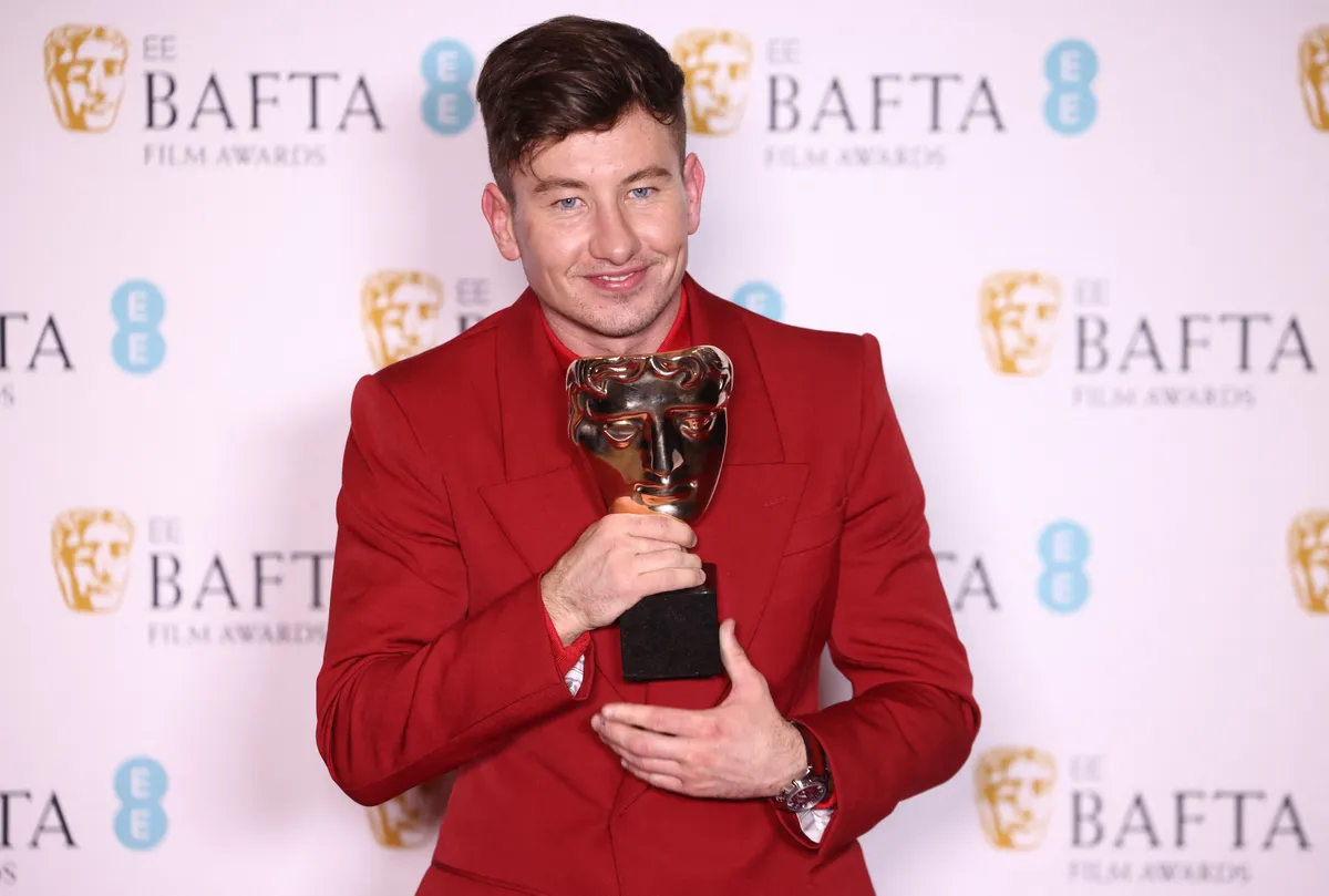 Imagem de homem com prêmio da BAFTA 2023