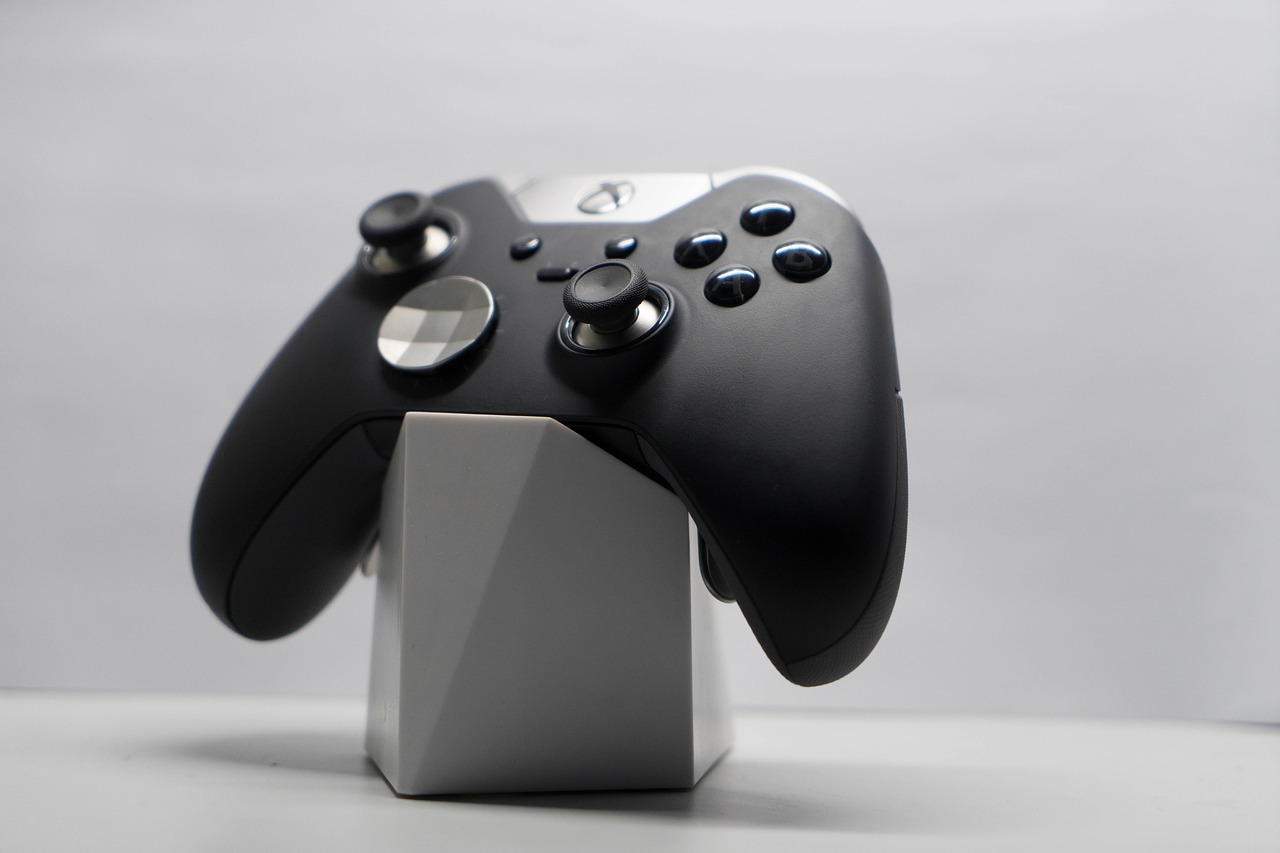 Controle de Xbox preto apoiado sobre objeto