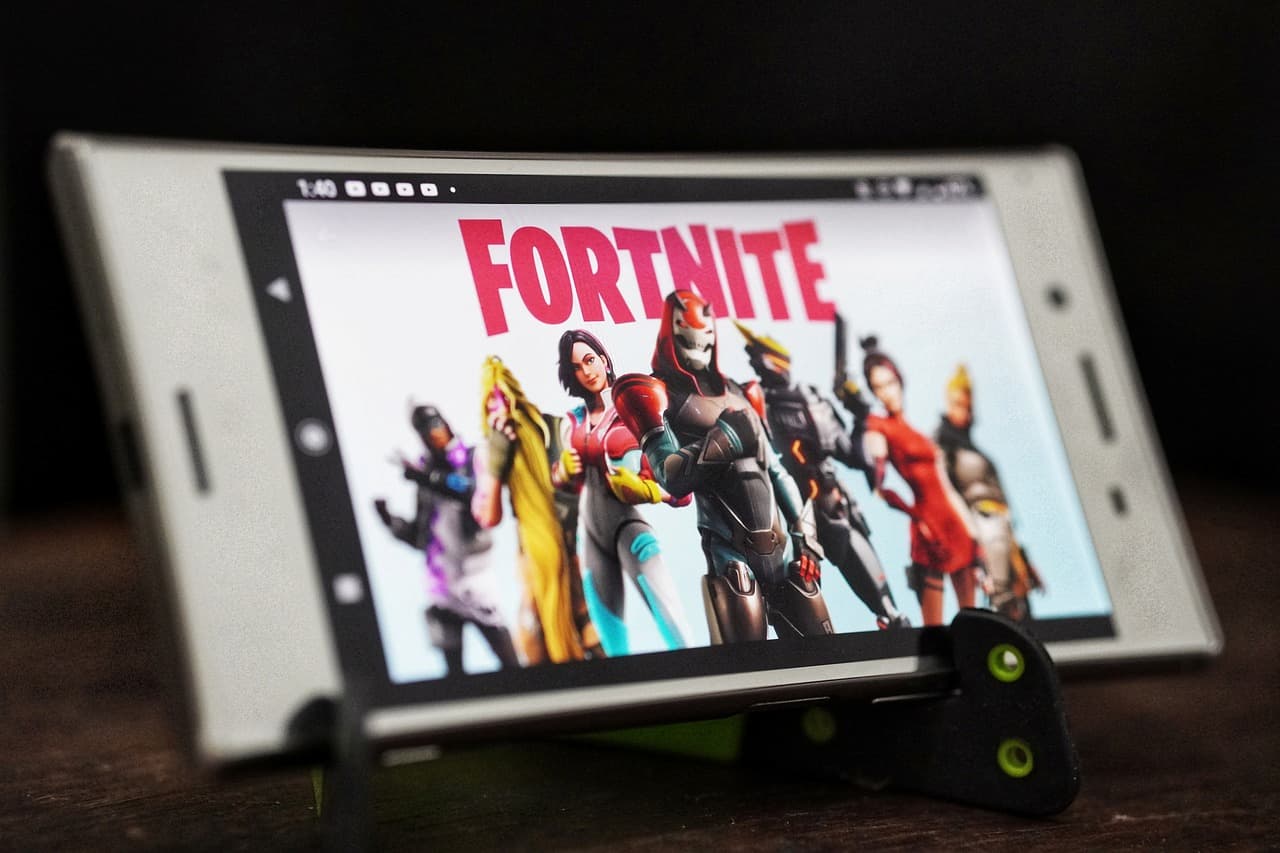 Imagem do jogo Fortnite em uma tela de celular