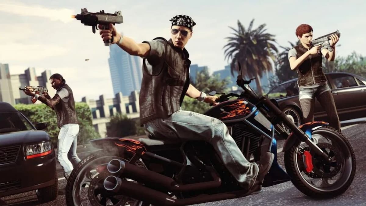 Personagem do GTA em uma moto segurando uma arma e apontando para alguém atrás de si.
