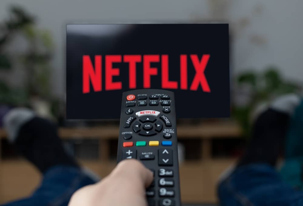 Banner de divulgação da plataforma de streaming Netflix de pessoa no sofá