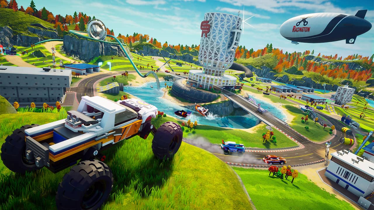 Imagem da loja Steam do jogo LEGO 2K Drive, que mostra um carro acima da colina. Em sua frente estão carros apostando corrida na pista.