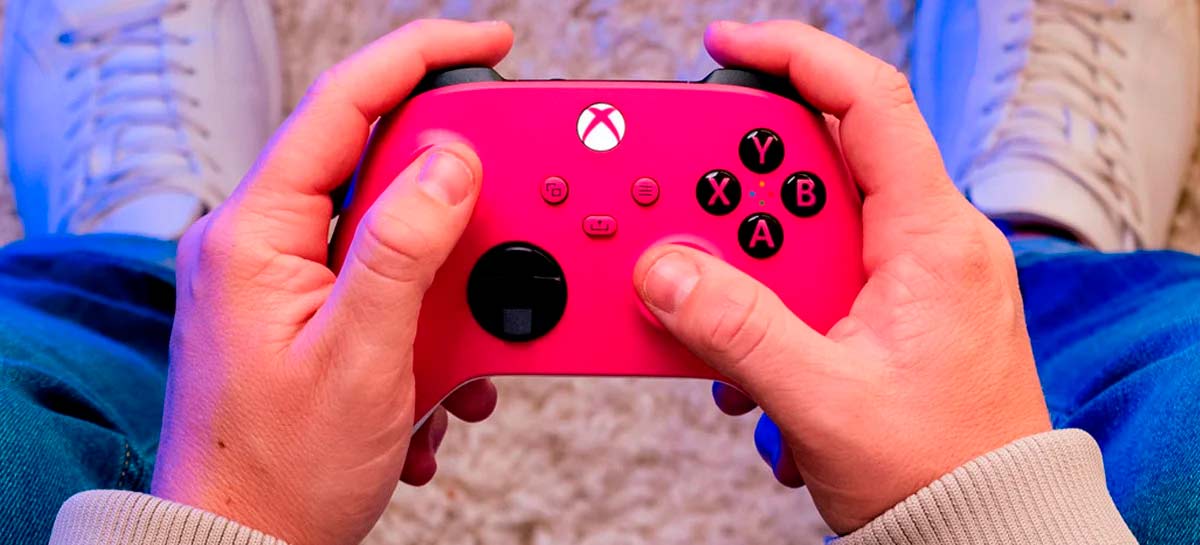 Foto de divulgação do novo controle de Xbox Series X|S Deep Pink, nas mãos de jogador
