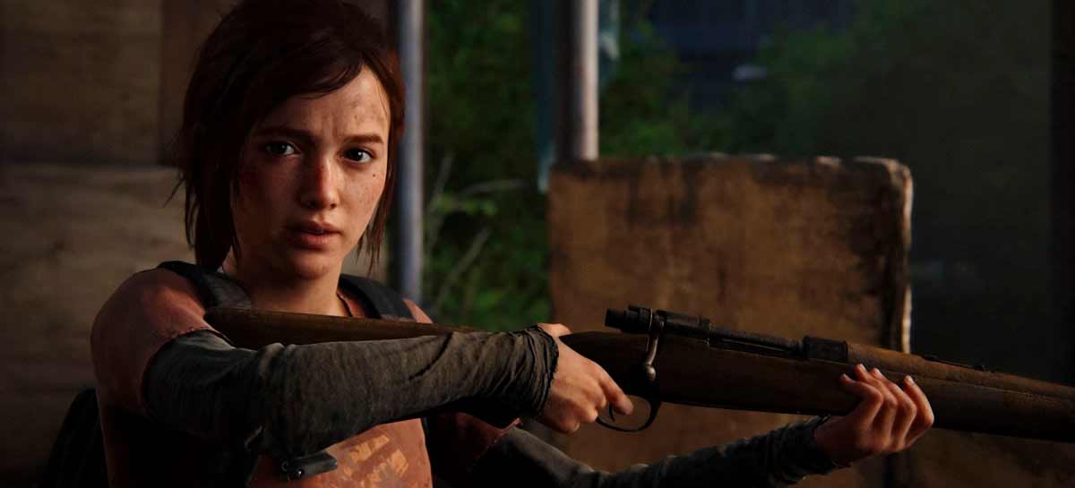 Imagem de Ellie segurando um rifle em The Last of Us Part I