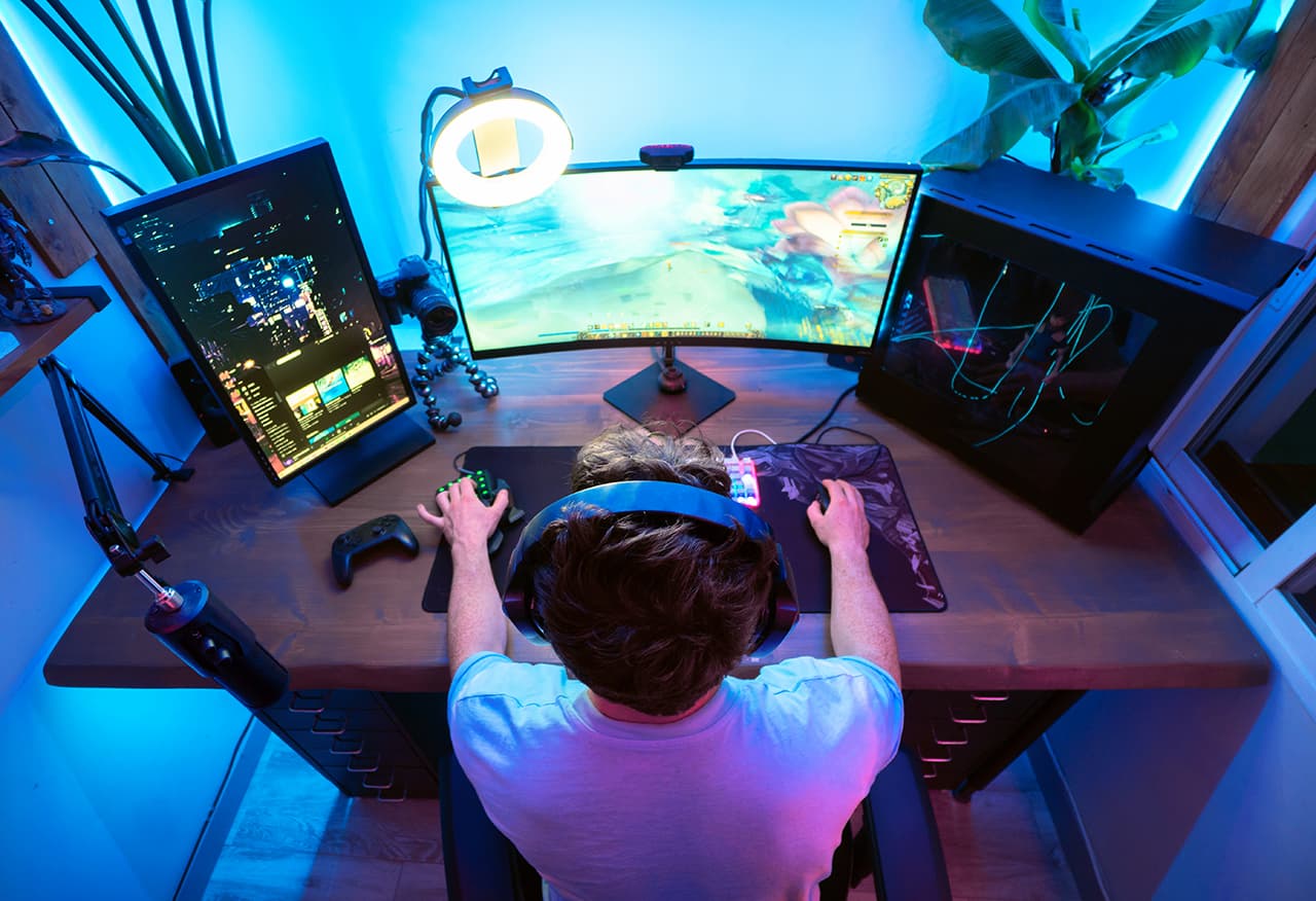 Imagem de pessoa jogando jogos em seu computador