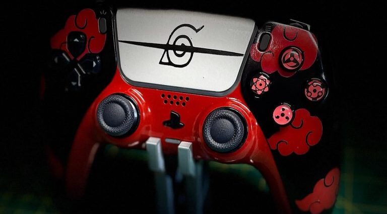 controle de PS5 com elementos vermelhos e preto do anime naruto