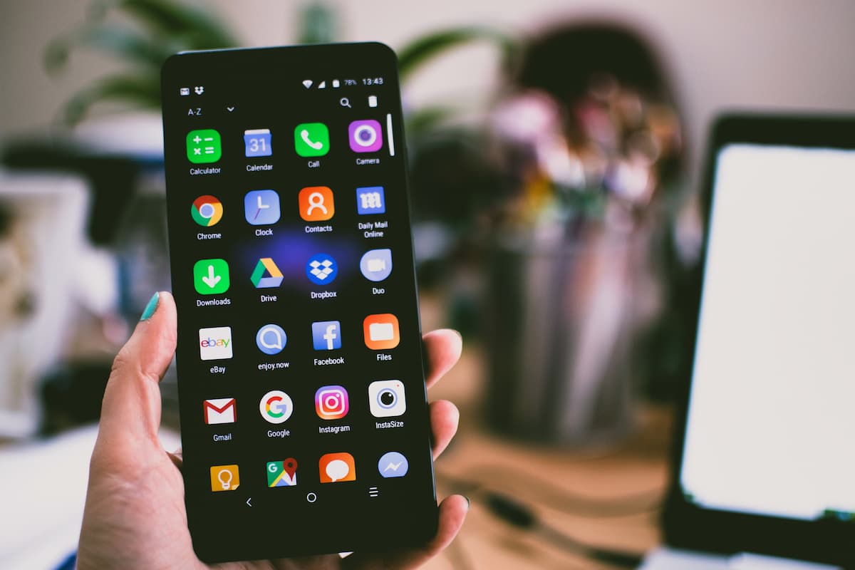 um celular android com vários aplicativos