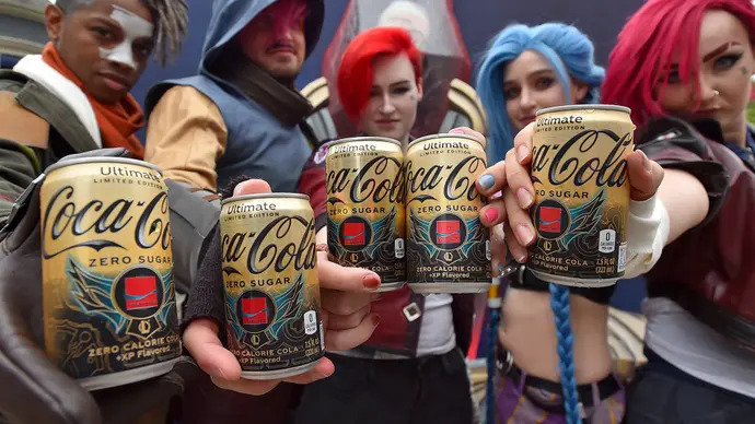 cosplayers de league of legends segurando a nova coca-cola do jogo