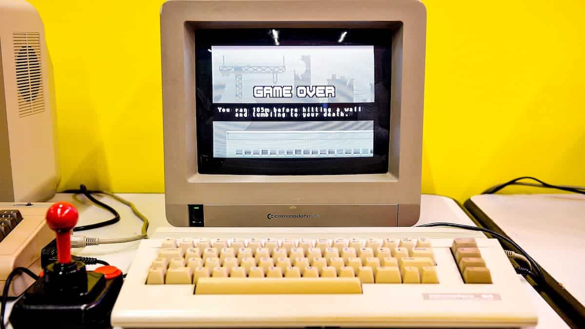 computador extinto commodore 64 com texto game over na tela
