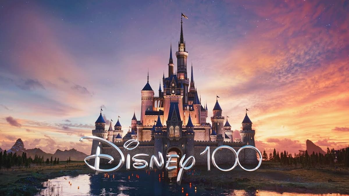 castelo da Disney em por do sol com texto Disney 100