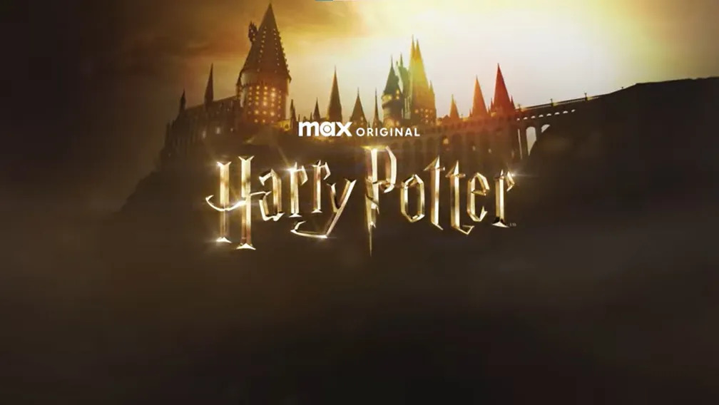 texto "harry potter" e "max originals" da nova série da hbo max com hogwarts ao fundo