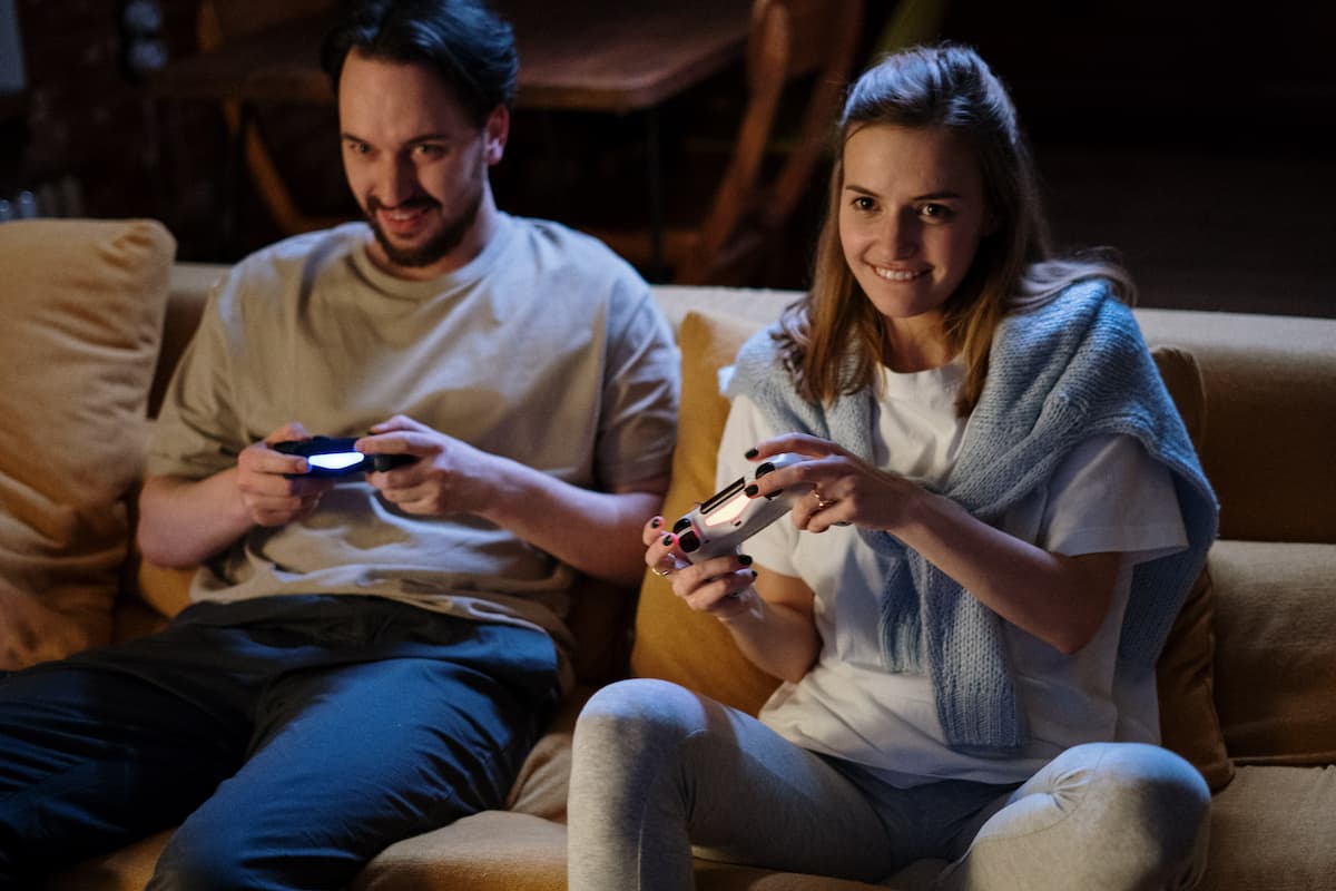 casal hetero branco jogando videogame juntos dia dos namorados