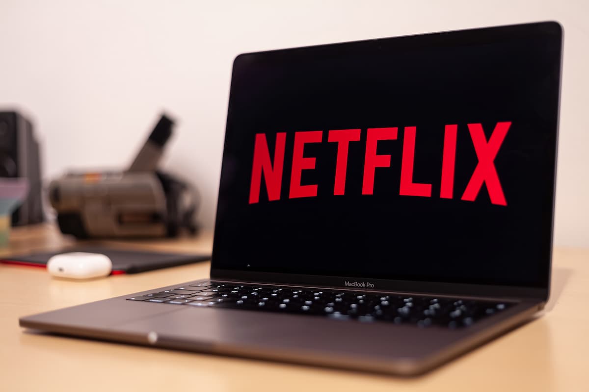 Logo da Netflix na tela de um notebook.