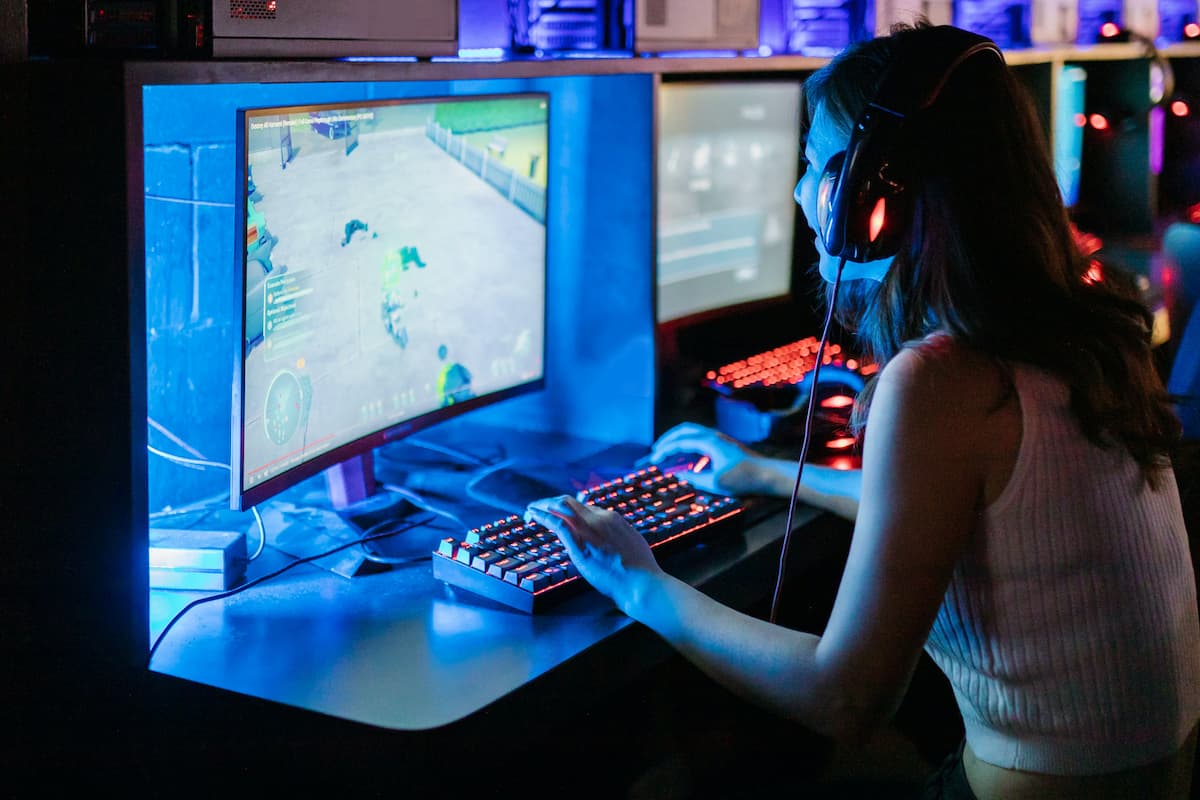 menina jogando em pc gamer FPS