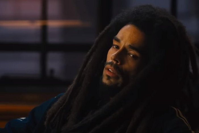 ator Kingsley Ben-Adir, homem negro com cabelo de dreads que interpreta bob marley no novo filme bob marley: one love