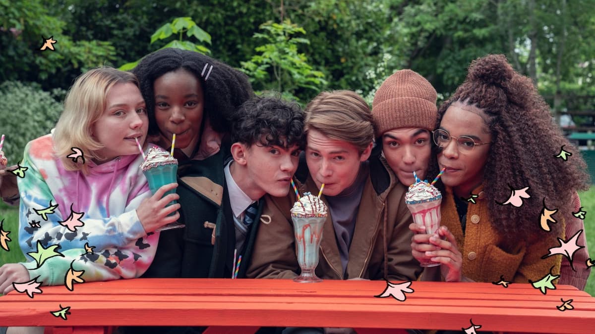 Seis adolescentes da série da Netflix Heartstopper comparilhando milkshakes.