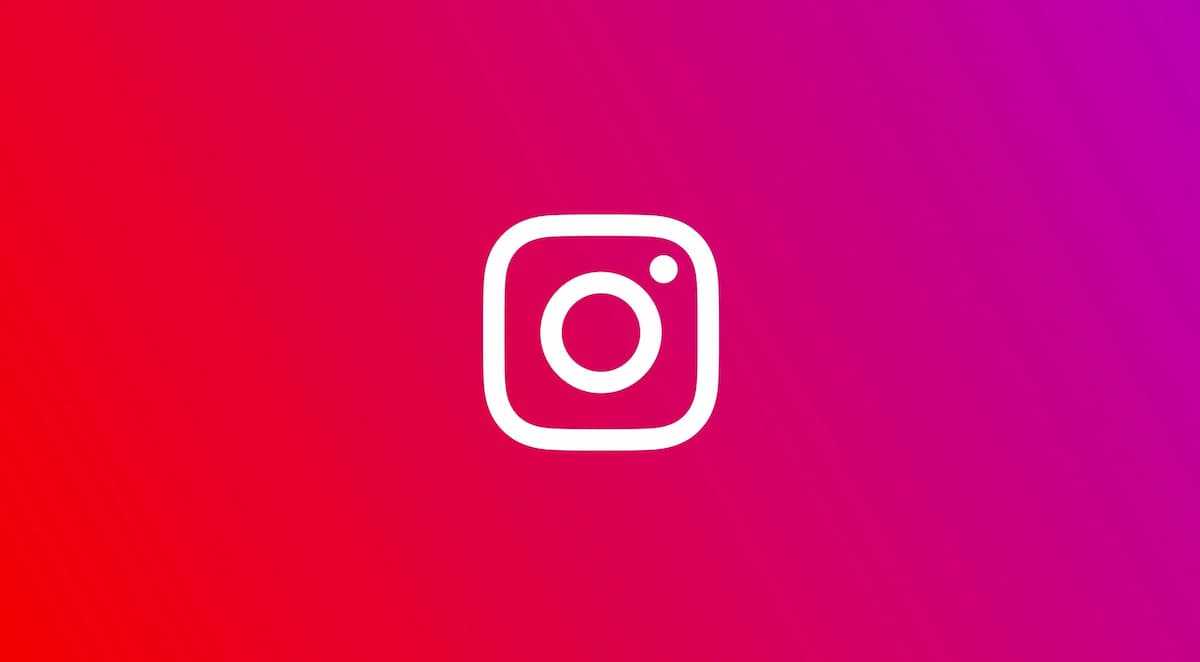 logo da rede social instagram com cores roxo laranja e rosa