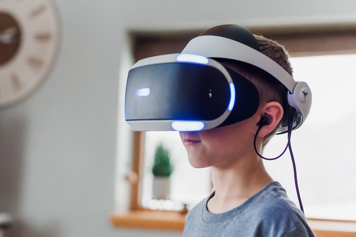menino com óculos de realidade virtual para jogar