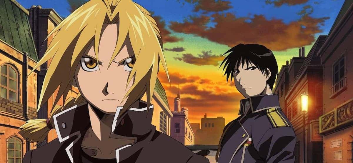 homem loiro em estilo de anime e seu irmão de cabelo preto atrás em cidade com pôr do sol no anime fullmetal alchemist brotherhood
