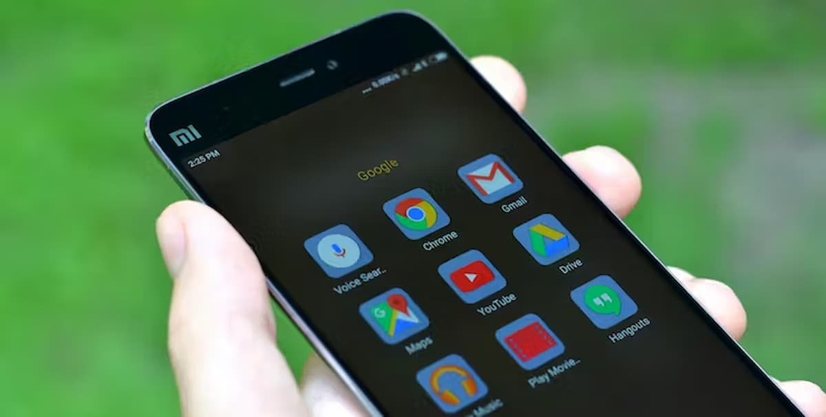 celular android com vários aplicativos na tela