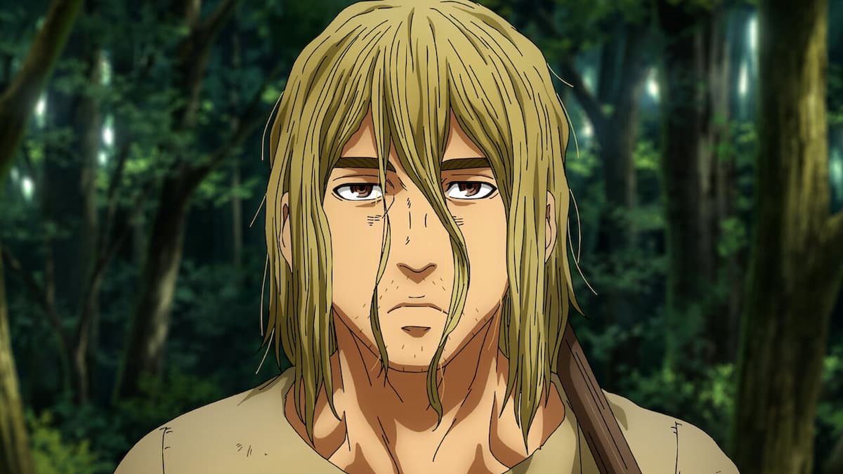 personagem do anime vinland saga com cabelos loiros molhados em uma floresta