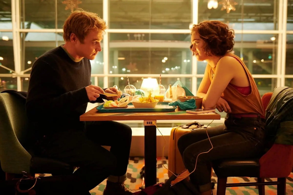 casal em mesa de lanchonete comendo no filme amor à primeira vista