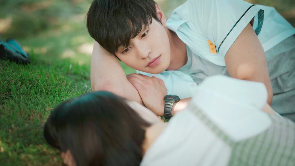 homem coreano deitado na grama olhando para mulher, dorama o tempo traz você pra mim