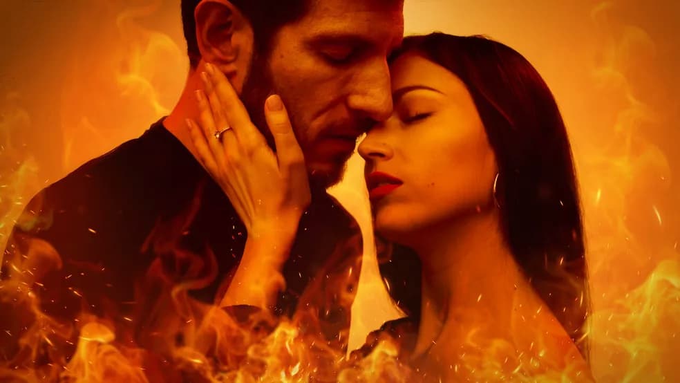 casal da série corpo em chamas quase se beijando com efeito de fogo na foto