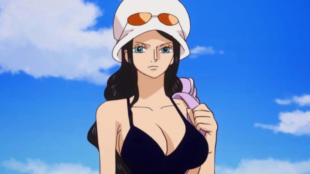 mulher de cabelo preto, touca branca, oculos escuro laranja e biquini preto, personagem original do cosplay de nico robin