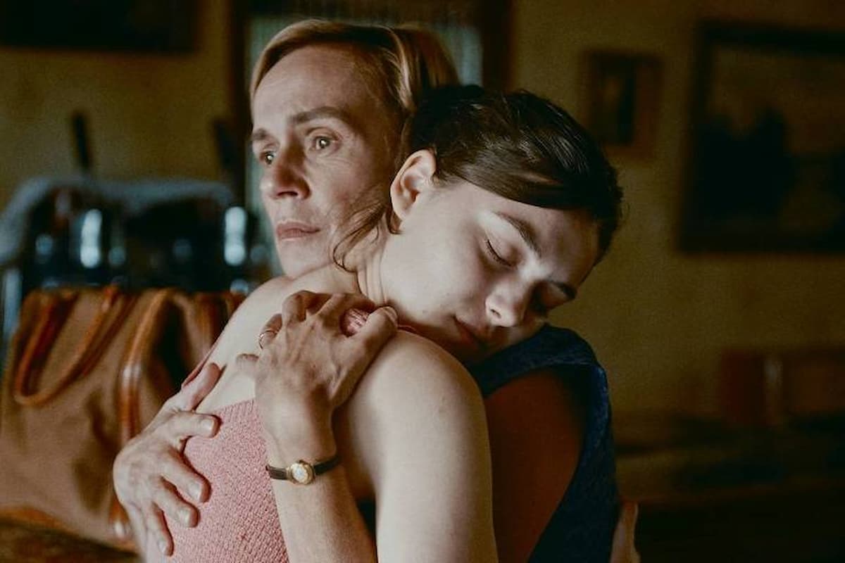 mulher abraçando outra no filme francês que se passa em 1960 o acontecimento, disponível no hbo max