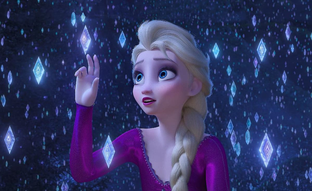 princesa elsa com trança tocando em flocos de gelo para o filme frozen 2, que ganhará sequência frozen 3
