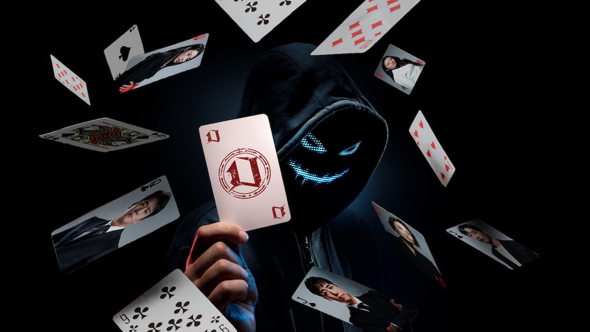 homem mascarado com várias cartas de baralho ao redor em um dos lançamentos da semana, o jogo do diabo