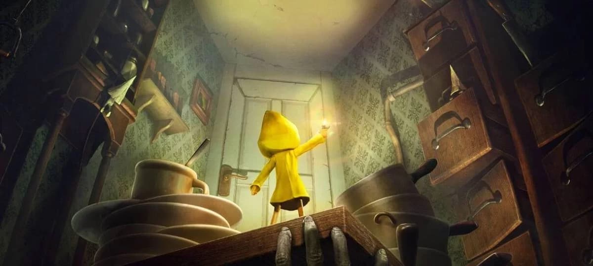 personagem do jogo little nightmares em pilha de louça com capa de chuva amarela e lampião